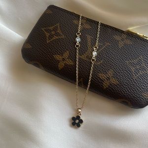 DAINTY FLOWER NECKLACE